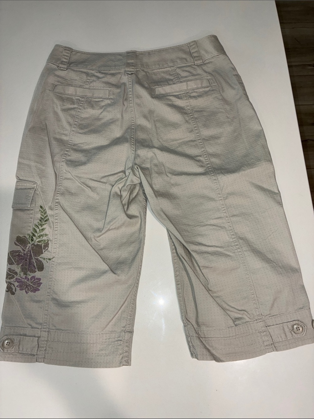 COLDWATER CREEK EUC Women’s Beige Cargo Capris With Left Leg Floral Design Sz 4P